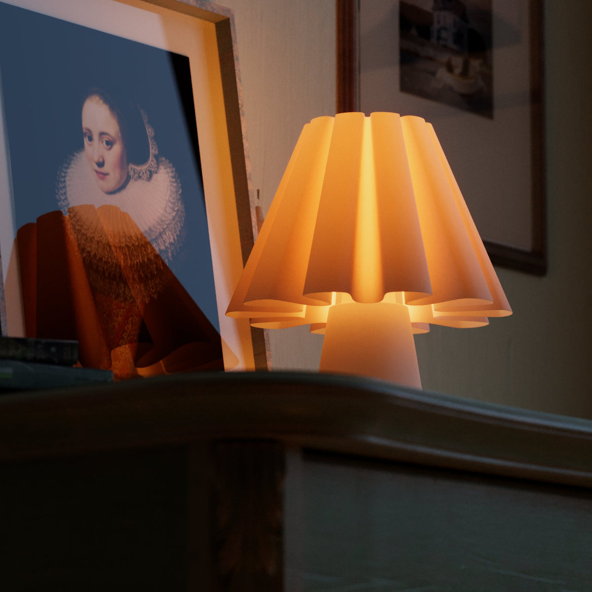 Ruff Lamp Emblematic Design